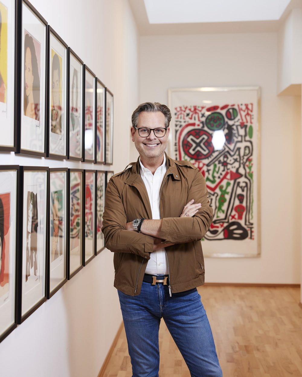 Christian Geller in seinem Büro mit Gold- und Platin-Auszeichnungen