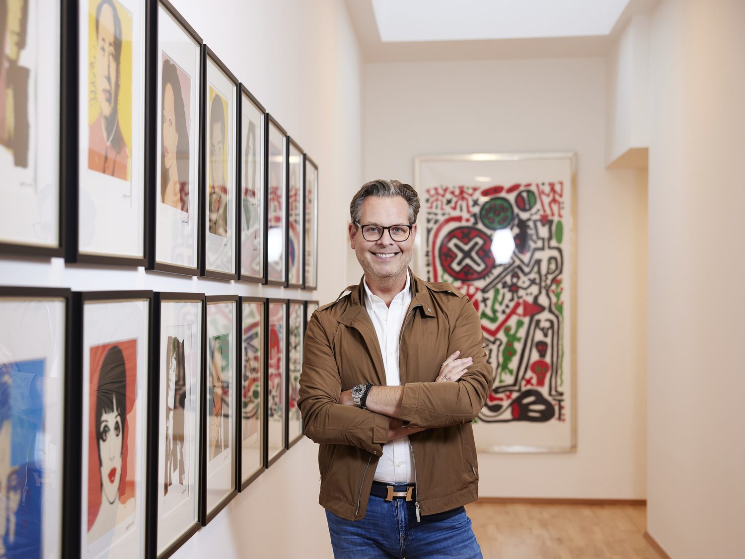 Christian Geller in seinem Büro mit Gold- und Platin-Auszeichnungen